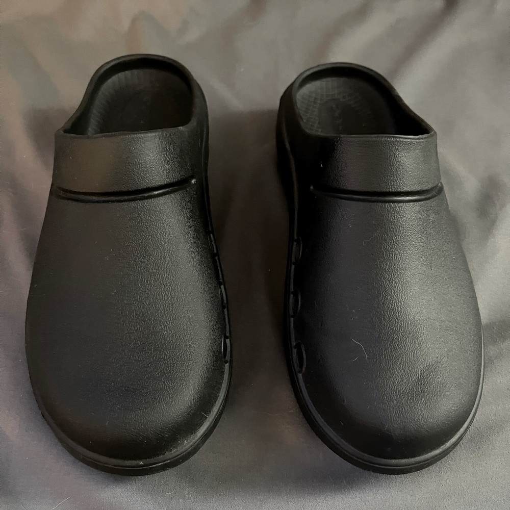 Oofos Recovery Sport Clog size 8